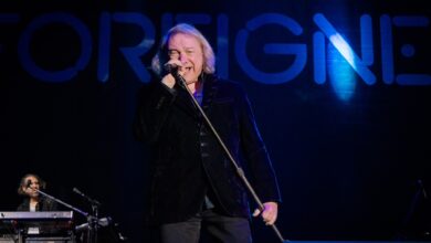 Lou Gramm on stage.